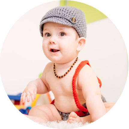 Bebe care poarta lantisor din chihlimbar model coniac cires