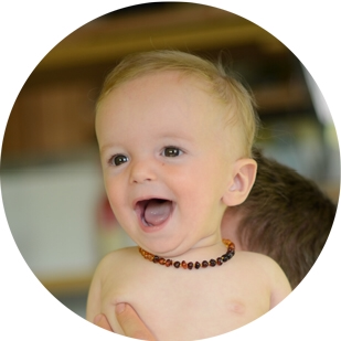 Bebe care poarta lantisor din chihlimbar model curcubeu