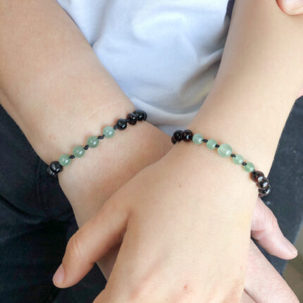 set bratari adult copil din chihlimbar baltic si aventurin prezentat la mana copilului si mana mamei