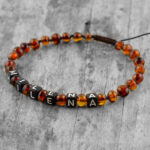 Brățară personalizată cu numele copilului din chihlimbar coniac