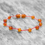 Brățară chihlimbar baltic cu șnur roșu ~ model coniac