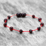Brățară unisex din chihlimbar negru & șnur roșu