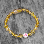 bratara copii din chihlimbar galben cu initiala