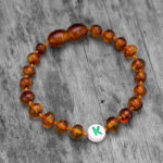 Brățară chihlimbar copii cu inițială ~ model coniac - Inițiala Lui, Energia Naturii