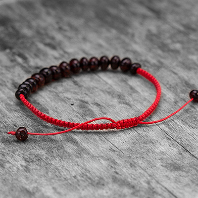 bratara din chihlimbar negru cu snur rosu shamballa