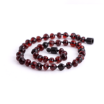 colier chihlimbar copii culoare negru cires, textura lucioasa. remediu natural pentru un somn linistit