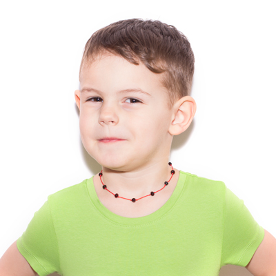 Baiat care poarta un colier cu margele din chihlimbar negru si snur rosu