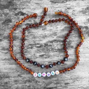 colier chihlimbar copii cu nume culoare coniac