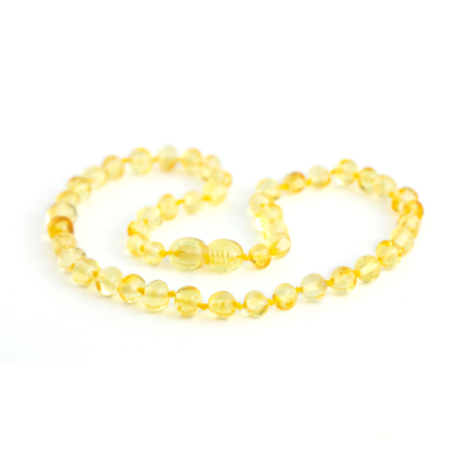 colier bebe chihlimbar baltic galbe, nuanta lamaie, textura lucioasa prezentat pe fundal alb. Remediu natural pentru eruptiile dentare la bebelusi