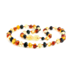 coliedr copii din chihlimbar multicolor prezentat pe fundal alb. Disponibil in marimi pentru toate varstele ajuta la un somn linistit reducand inflamatiile din organism