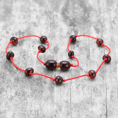 Colier pentru bebelusi cu snur rosu si margele semirotunde din chihlimbar negru