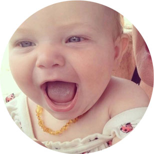 Bebe care poarta colier din chihlimbar galben