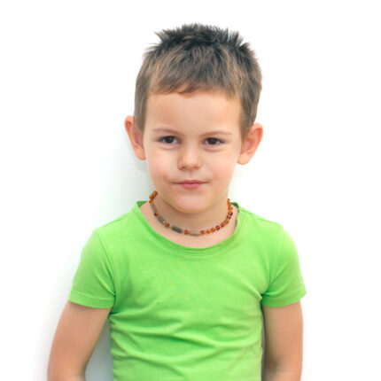 Imagine portret cu un baiat saten in tricou verde care poarta un colier din chihlimbar maro combinat cu lemn de alun