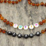 Colier chihlimbar copii cu nume ~ culoare coniacCONCENTRARE & CALM