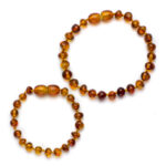 doua bratari mama si bebe din chihlimbar maro pe fundal alb, bratara dentitie, bratara somn