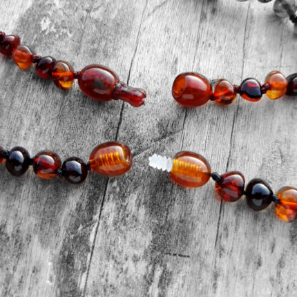 Set 2 coliere din chihlimbar cu margele maro si negre sistem de inchidere pentru bebelusi