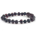 bratara chihlimbar bebelusi pentru eruptii dentare pe fundal alb