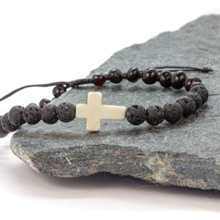 Brățară din chihlimbar maro și lavă vulcanică, un model reglabil, potrivit pentru orice încheietură. Crucea din howlit adaugă un simbol de credință și stabilitate, iar pietrele vulcanice sunt cunoscute pentru proprietățile lor de împământare.