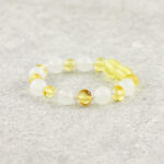 Brățară chihlimbar bebeluși cu mărgele galbene & jad alb  Puritate, Imunitate și Stare de Bine