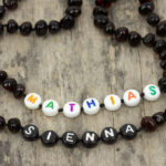 Colier chihlimbar copii cu nume ~IMUNITATE - culoare cireș