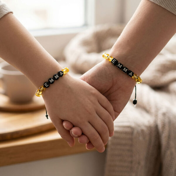 mama si fiica purtand 2 bratri personalizate cu nume din chihlimbar baltic galben mierebaltic ga