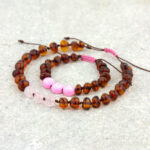 Set brățări mama și bebe cu nume din chihlimbar baltic maro și cuarț roz