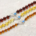 Brățară reglabilă din chihlimbar baltic & charm inimă