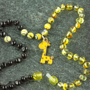 colier copii chihlimbar baltic pandantiv girafa malachit