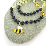 Set 2 brățări copil-adult reglabile din chihlimbar baltic & charm albinuță