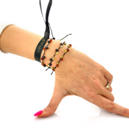 3 bratari din chihlimbar expuse pe mana