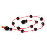 colier chihlimbar bebelusi margele negre snur rosu
