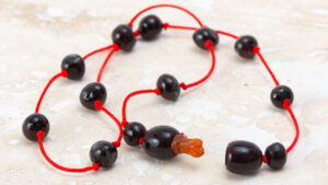 colier chihlimbar bebelusi margele negre snur rosu lantisoare de bebelusi