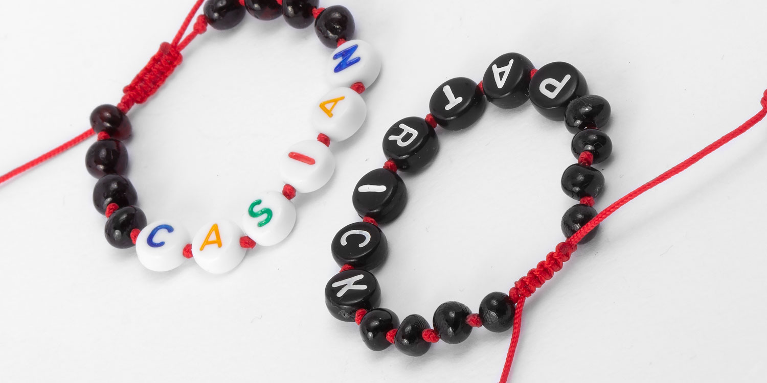 bratara chihlimbar personalizata cu nume si snur rosu