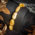 Bratara superba din chihlimbar baltic alb, nuanta unt, pietre ovale slefuite lucios, BCU006