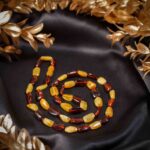 Colier chihlimbar unisex, pietre ovale neregulate, culoare coniac-unt, CACL011