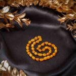 Colier chihlimbar copii SOMN & IMUNITATE , culoare caramel, pietre ovale, CCC002