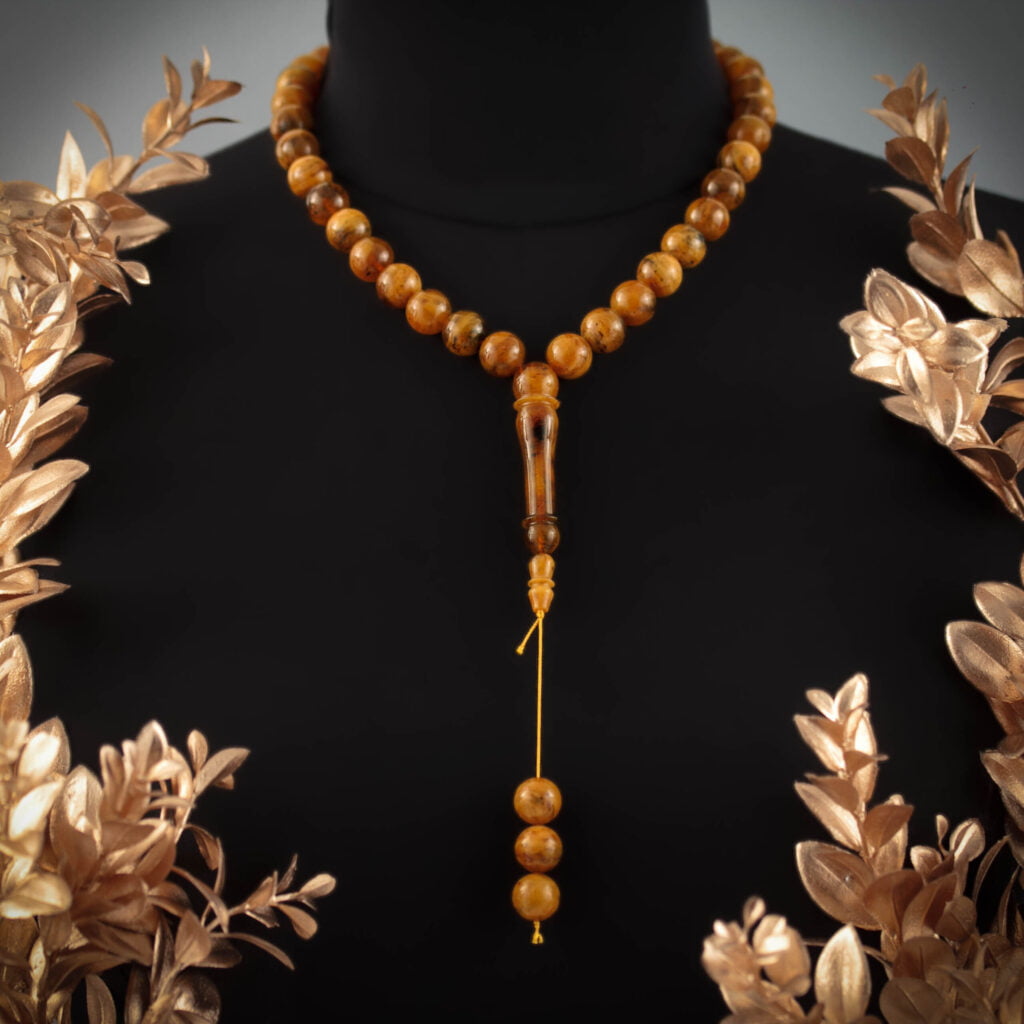 Matanii chihlimbar culoare antique dispuse pe un bust negru