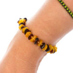 Brățară din chihlimbar în nuanțe mixte purtată pe încheietura mâinii, model unisex