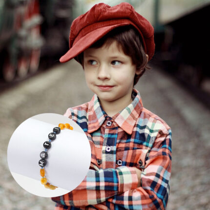 Portret baiat cu bratara chihlimbar cu snur albastru