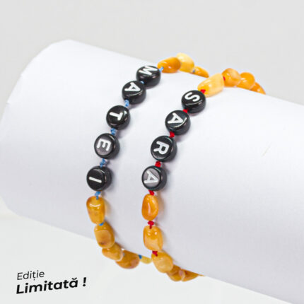 imagine 2 bratari personalizate din chihlimbar pe stativ