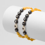 imagine cu 2 bratari din chihlimbar cu mesaj pe fundal alb