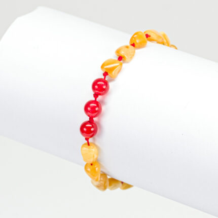 imagine pe fundal alb bratara dama din chihlimbar butterscotch si 3 sfere jad rosu