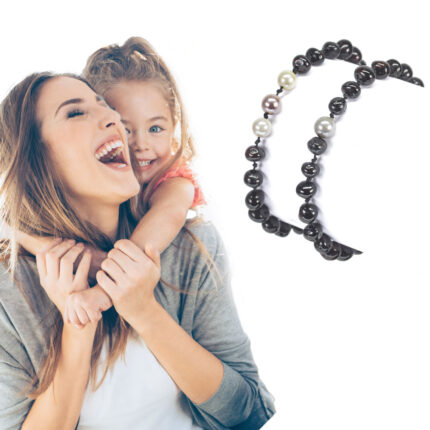 imagine cu o mamica si o fetita imbratisate si 2 bratri din chihlimbar cu perle