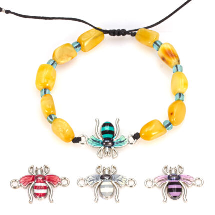 bratara dama din chihlimbar natural cu charm albinuta pe fundal alb