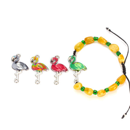 Minunata bratara reglabila din chihlimbar natural in culoarea untului decorata cu margele nisip si charm flamingo din aliaj