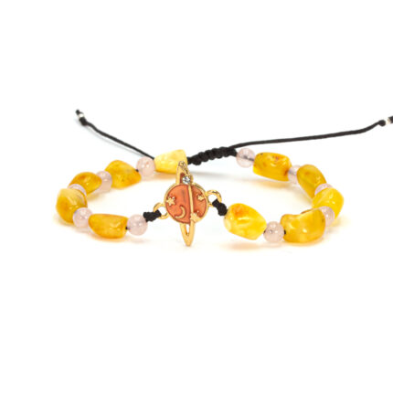 vedere frontala a al unei bratari din chihlimbar galben decorat cu margele din cuart roz si o planeta roz in centru