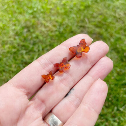 cercei argint si chihlimbar maro in forma de fluture. Cerceii sunt prezentati in 3 dimensiuni