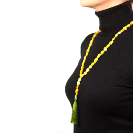 colier chihlimbar baltic cu ciucure prezentat pe model