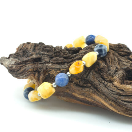 bratara pentru barbati din chihlimbar si sodalit prezentata pe support de lemn
