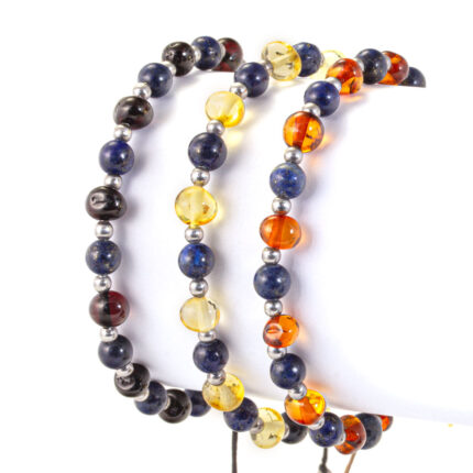 Accesoriu terapeutic din chihlimbar și lapis lazuli, ideal pentru stimularea circulației sângelui, reducerea inflamațiilor, sprijinirea funcției tiroidei și calmarea durerilor de cap.